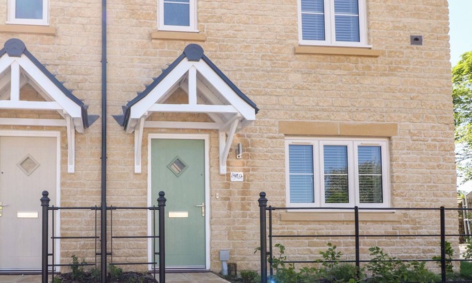Bourton Cottage | BEAU’S HOUSE: Pet-Friendly Retreat with Garden in Bourton