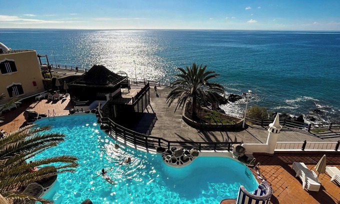 Playa del Aguila Apartment | Cozy Apartment Altamar 61 with Oceanfront Pool Access
