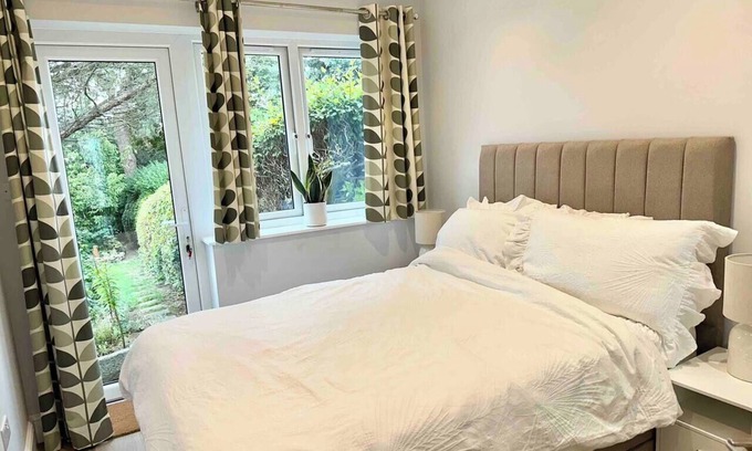 Carshalton South and Clockhouse Apartment | Cozy Ground Floor Flat with Lake View in South London