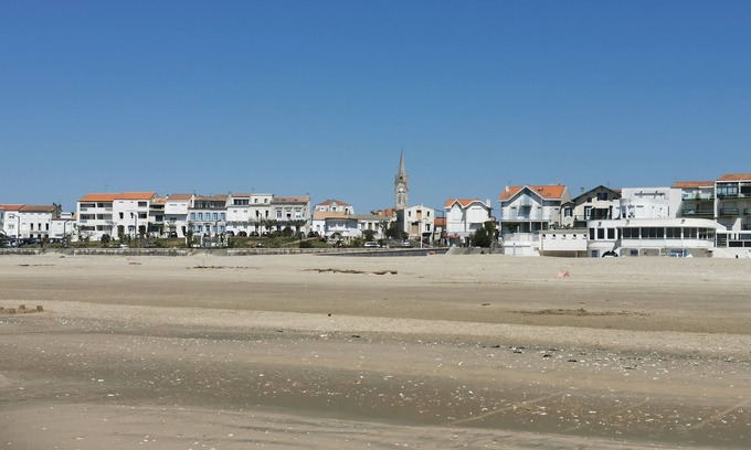 Saint-Georges-de-Didonne Apartment | Bright Apartment with Ocean View, Private Parking & Spa