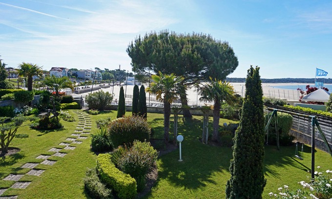 Saint-Georges-de-Didonne Apartment | Cozy Ground Floor Apartment with Sea View & Private Terrace