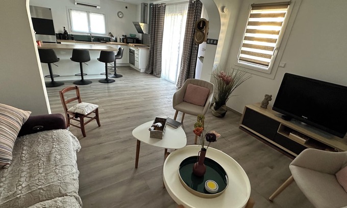 Saint-Mitre-les-Remparts Apartment | Contemporary Apartment with Family-Friendly Amenities