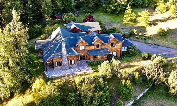 San Martin de los Andes House | Inviting Hillside Log House with Spectacular Ocean Views