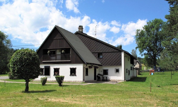 Jivka Villa | Spacious Private Villa for 21 with WiFi and Parking
