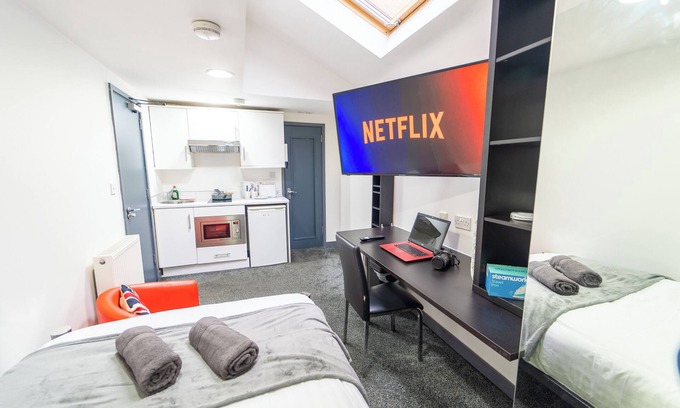 Selly Oak Apartment | Cozy Studio in Birmingham with Kitchen and Breakfast Included