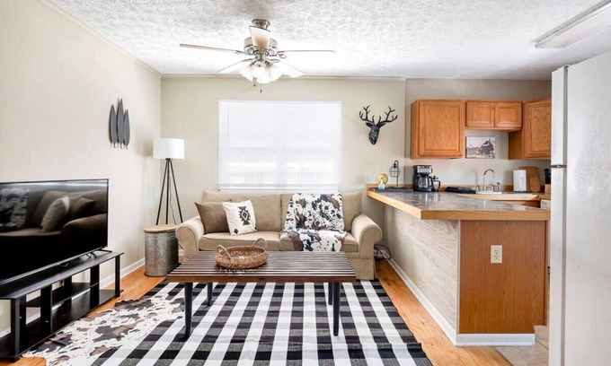 Italian Village Apartment | Chic 1 Bedroom Retreat Near the Vibrant Short North