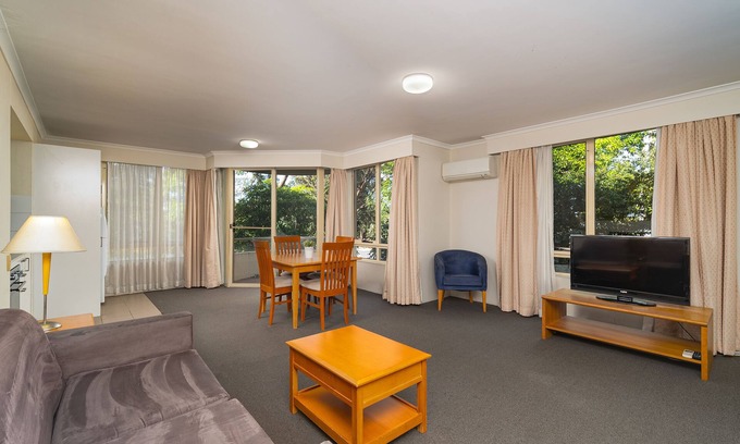 Wahroonga Apartment | Chic 1 Bedroom Wahroonga Apartment with Kitchen & Accessibility