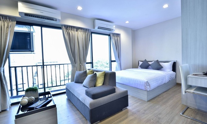 Khlong Tan Nuea Apartment | Elegant 1 BR Deluxe Retreat in Ekkamai Soi 19