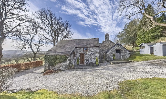 Betws Gwerfil Goch House | Historic Ty Cerrig Cottage with Scenic Grounds & Pet-Friendly