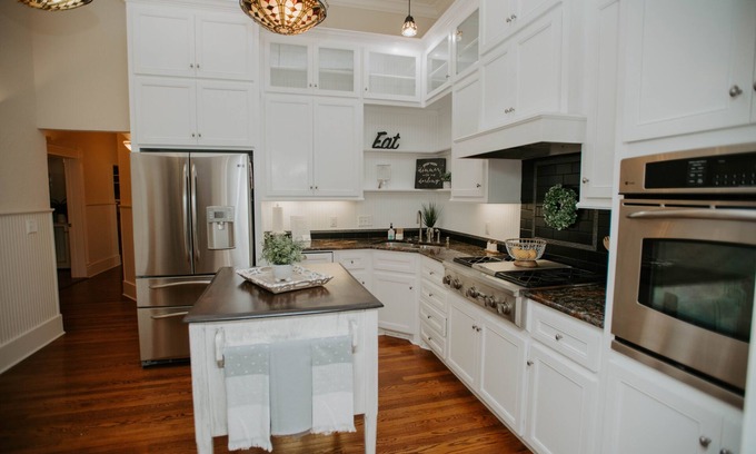 Purcell Apartment | Charming 100-Year-Old Apartment on Historic Main St. - Top Rated