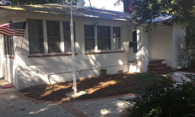 Lakewood House | Inviting 1946 Bungalow Near Downtown with Guesthouse & Kitchen