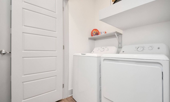 Spring Apartment | Inviting 1BD Apartment with Pool View for Your Getaway