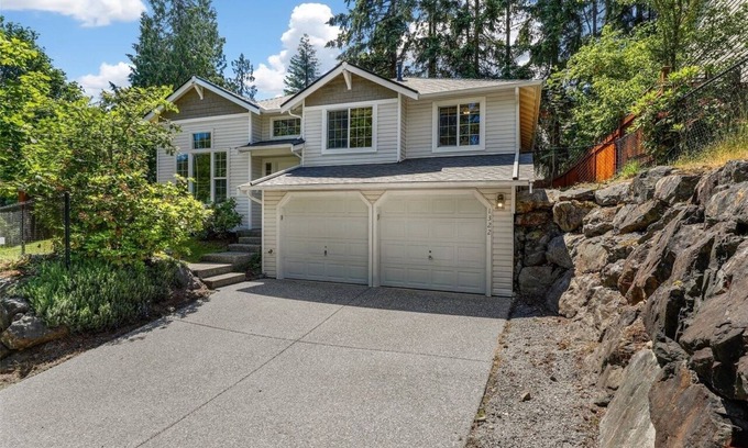 North Creek House | Cozy 1Br Condo in Safe Neighbourhood with Breakfast Included