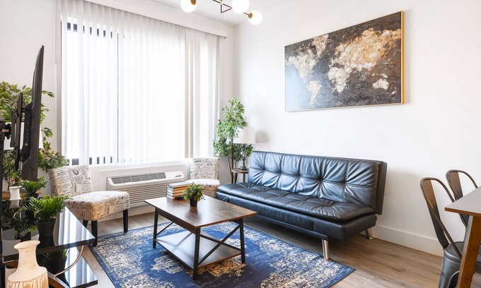 Elizabeth Apartment | Beautiful 1BR Near Airport 9869