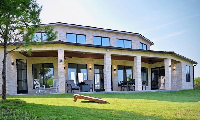 Washington Villa | Inviting Villa with Spa & Views Near Texas Winery