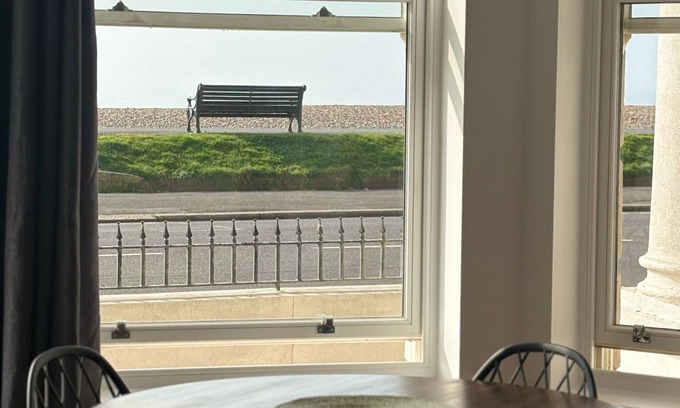 Worthing Apartment | Beautiful 2 Bed Apartment on Beach by Urban Roost