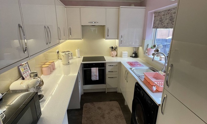Canvey Island Cottage | Inviting 2-Bed Bungalow with Family-Friendly Amenities