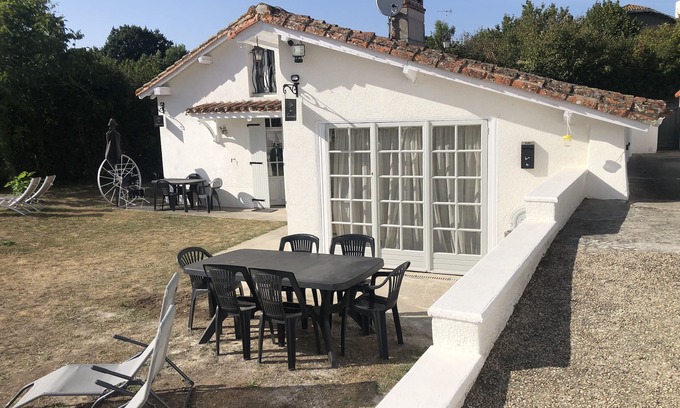 Oradour-Fanais Cottage | Inviting 2-Bed Cottage in Oradour-Fanais with Breakfast