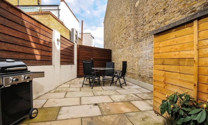 Wandsworth House | Pet-Friendly 2 Bed House in Wandsworth with Outdoor Space
