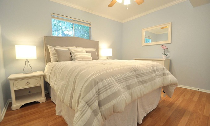 South Lamar Condo | Stylish 2 Bed South Lamar Oasis with Pool & Spa