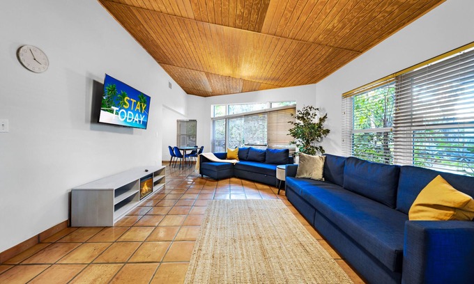 Hendricks and Venice Isles Apartment | Inviting 2 Bedroom House with BBQ, Free Parking & Spa