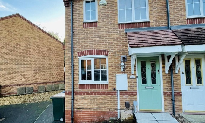 Weston by Wellend Villa | Cozy 2-Bed Villa in Coventry with Kitchen & Breakfast