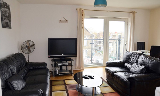 Leytonstone Apartment | Inviting 2 Bedroom Flat with Wi-Fi & Breakfast for 6