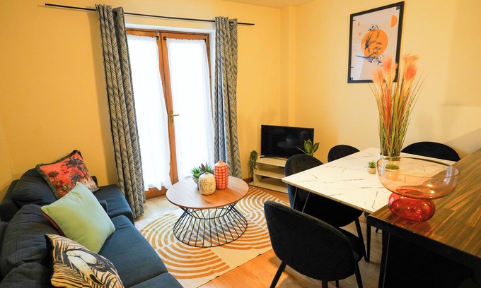 Kettering Apartment | Cozy 2-Bedroom Apartment with Spa & Hot Tub in Kettering