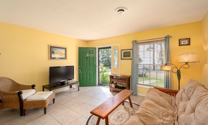 Lake Waccamaw House | Lakefront Condo with Kayaks, Pets Welcome & Guest Rated 9.8