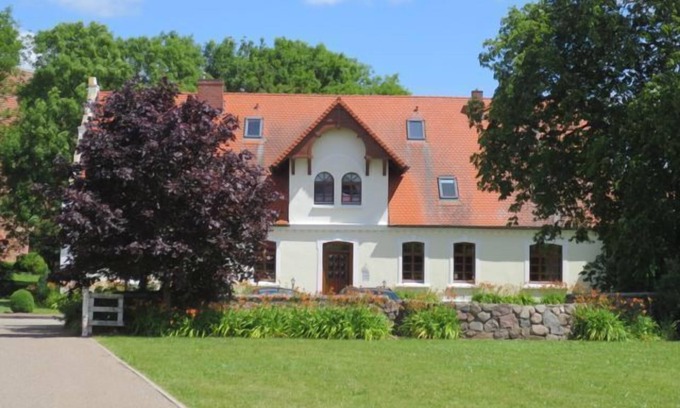 Altkalen Apartment | Spacious 2-Z Apartment with Huge Garden & Pool Access