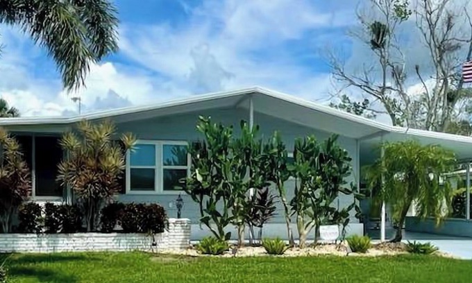 Sarasota House | Gated 2BR Oasis Near Siesta Key Beach with Pool & Spa