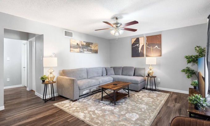 Cherrywood Apartment | Beautiful 2BR 5 Mins to UT 9766
