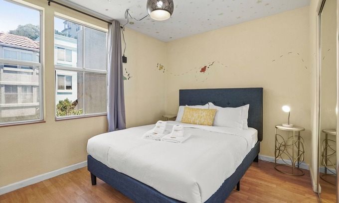 Little Hollywood Apartment | Beautiful 2BR in Silver Terrace