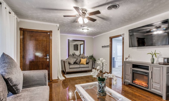 Edgebrook House | Cozy 3 BD Home with Kitchen, Near Downtown Attractions