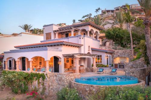 Palmilla Villa | Delightful 3-Bed Villa Steps from the Beach in Villas Del Mar
