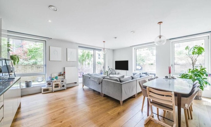 Syon Apartment | Inviting 3-Bed Apartment in Brentford with Kitchen Amenities