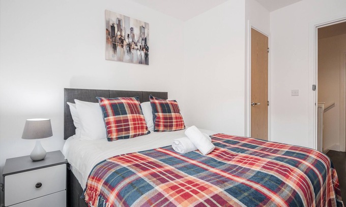 Brooklands Apartment | Inviting 3-Bed Apartment in Romford with Family Amenities