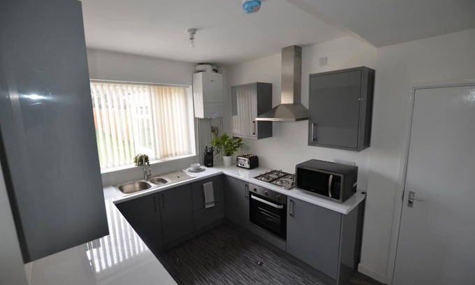 Wolverhampton House | Cozy 3-Bed House in Wolverhampton with Family-Friendly Amenities