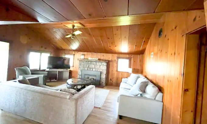 Bridgenorth House | Charming 3-Bedroom Cottage on Chemong Lake - Pet Friendly!