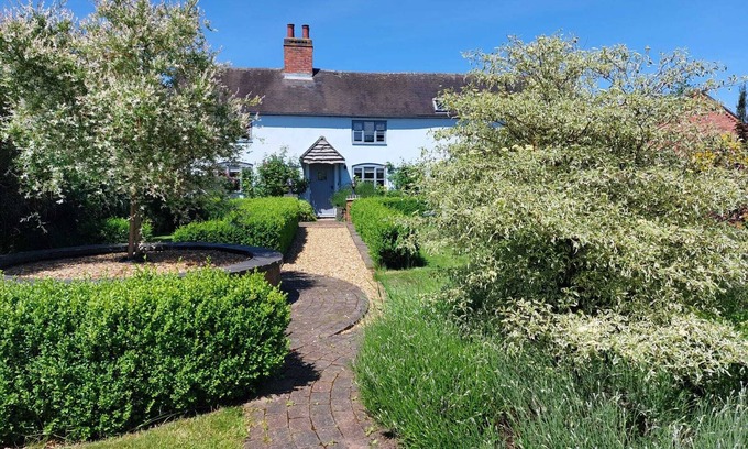 King's Bromley House | Charming 3 Bedroom Cottage - Pet Friendly & Guest Rated 9.8