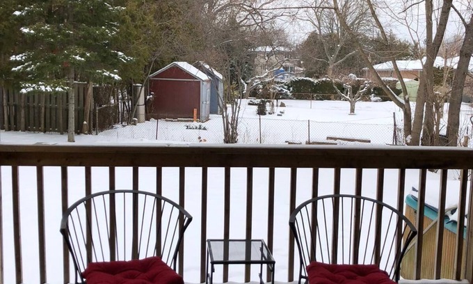 Newtonbrook House | Family-Friendly 3 Bedroom House in Toronto with Free Parking