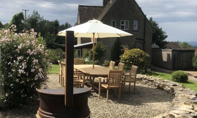 Dowdeswell House | Inviting 3 Bedroomed Cotswolds Farmhouse with Family Amenities