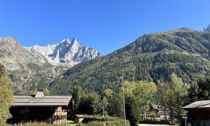 Les Praz-de-Chamonix Apartment | Elegant 3 Bedrooms Apartment with Scenic Views & Pool