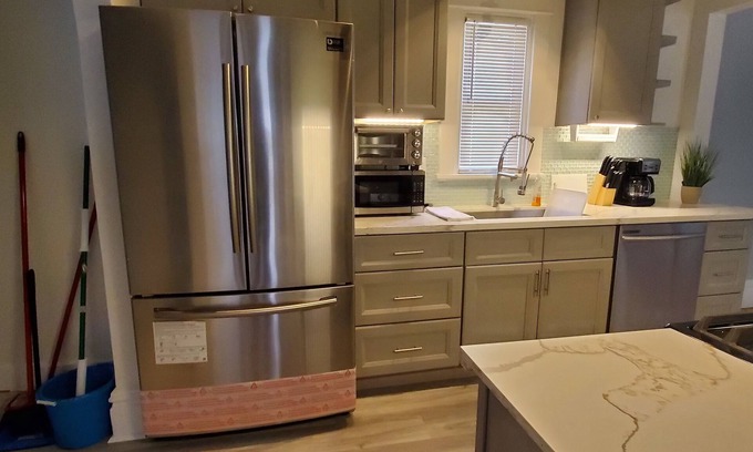 Northeast South Bend House | Inviting 3bd Getaway Near Notre Dame with Spa & Hot Tub