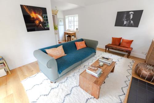 Kettering House | Charming 3BD Thatched Stone Cottage in Kettering