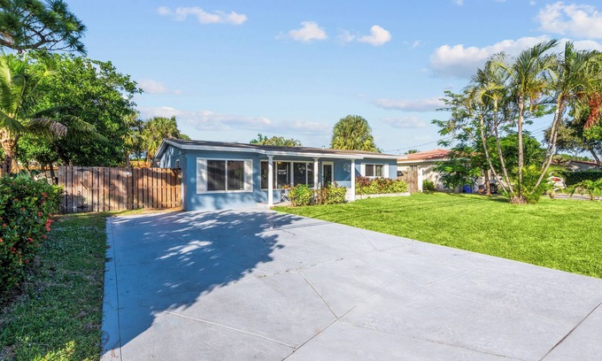 Survey Creek House | Beautiful 3BR/2BATH house HEATED Pool, grill, fenced yard, sleeps 8, remodeled,