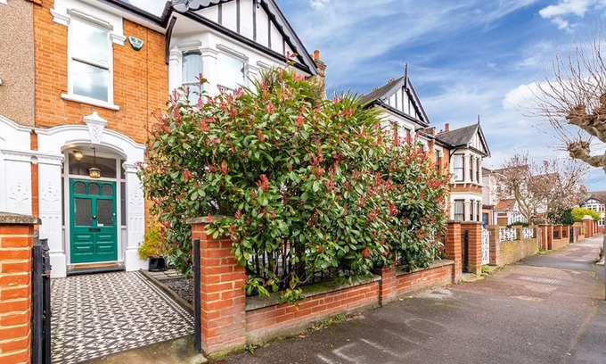 Redbridge House | Beautiful 4 bed 3 bath family home next to parks, shops, central London trains