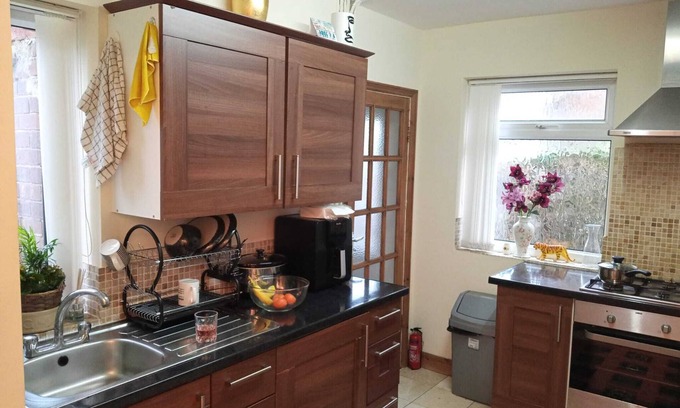 Wolverhampton Apartment | Comfortable 4-Bed Apartment for Families in Wolverhampton