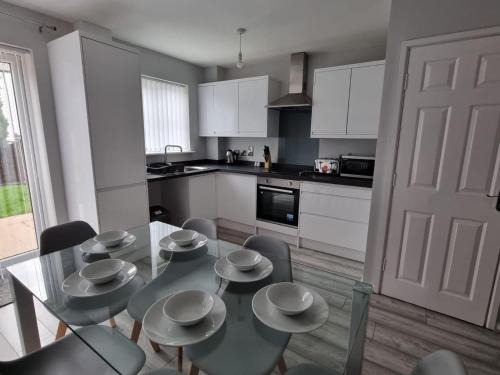 Manchester House | Welcoming 4-Bed Home with Driveway Parking & Sports Access