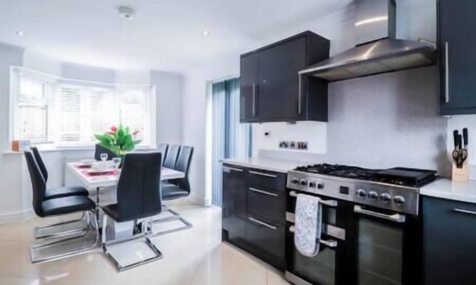 Woodley House | Cozy 4-Bed House with Free WiFi and Breakfast Included